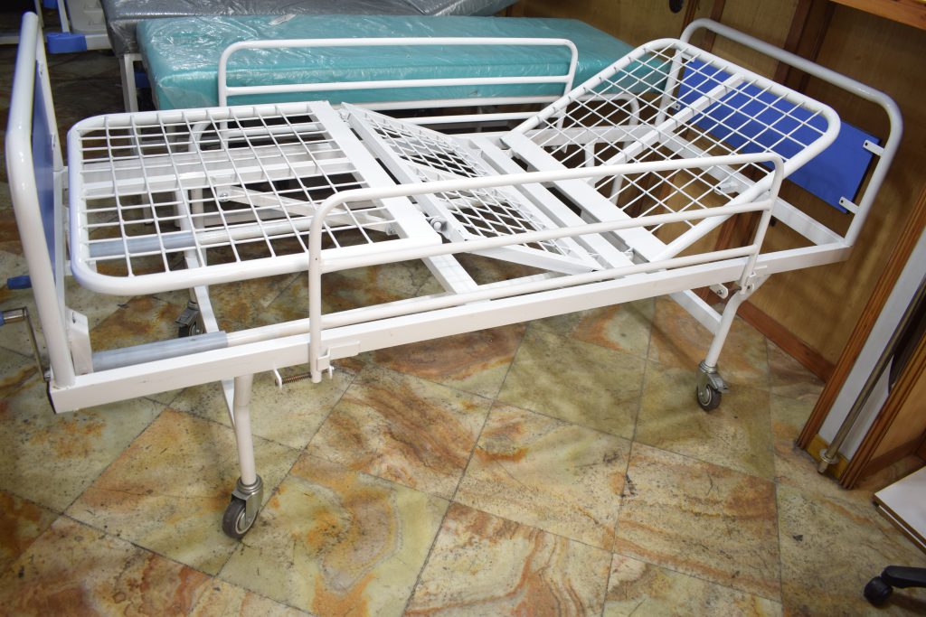 "تخت بیمارستانی